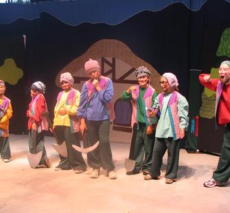 The Seven Dwarfs pose for photos, June 2007